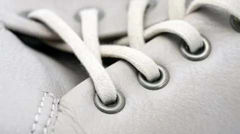  Polska Izba Przemysłu Skórzanego (PIPS) szacuje, że w kraju działalność prowadzi ponad 3 tys. zakładów obuwniczych, z których większość to małe firmy