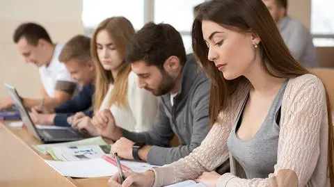 Studenci rozpoczną rok akademicki z potężnym długiem