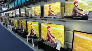 Sprzedawcy namawiają klientów, żeby ubezpieczyli nowy telefon, komputer czy telewizor na wypadek zniszczenia