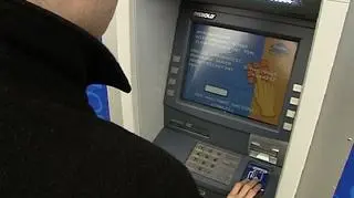 Uderzenie bankomatowych złodziei. Pieniądze zniknęły z kont co najmniej kilkudziesięciu osób, które wypłacały pieniądze w bankomacie na rogu ulic Grójeckiej i Banacha na warszawskiej Ochocie. Na maszynie były zainstalowane skanery, kopiujące dane z pasków magnetycznych i kamery, rejestrujące wpisywane numery PIN. Złodzieje wykorzystali te dane we Włoszech.