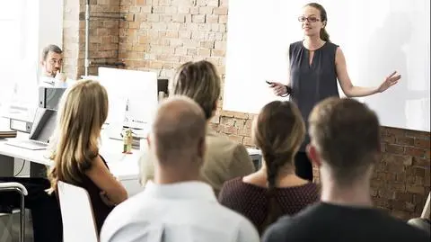 Kobiety rzadziej niż mężczyźni pełnią kierownicze stanowiska