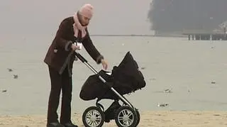 Rząd chce zabrać znaczną część pieniędzy, które dziś wpłacamy do OFE i skierować je do ZUS-u. Ministerstwo Finansów przekonuje, że takich ruch będzie korzystny dla emerytów, bo zakład pomnoży kapitał skuteczniej. Jednak taki ruch byłby poważnym zaprzeczeniem wielkiej reformy emerytalnej sprzed 10 lat. To właśnie dzięki składkom w OFE wysokość nasze emerytury miały być wyższe i w dużej mierze zależeć od tego ile zgromadziliśmy pieniędzy. Nie wiadomo jaki efekt dla emerytów miałoby wprowadzenie nowych rozwiązań. Wiadomo natomiast, że dzięki pieniądzom nas wszystkich rząd chce pozbyć się problemu kilkudziesięciu miliardów złotych, które co roku trzeba dopłacać do FUS. Ile nas może kosztować finansowa droga na skróty, którą proponuje rząd? 
