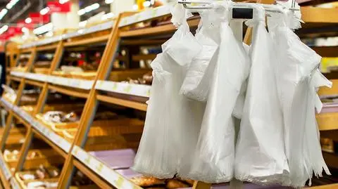 Od nowego roku w sklepach nie będzie można wydawać jednorazowych plastikowych toreb za darmo