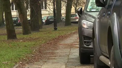 Parkowanie na chodniku. MI komentuje proponowane zmiany