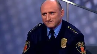 Petardy i zimne ognie można sprzedawać tylko osobą pełnoletnim. Jak tłumaczył Mirosław Dąbrowski starszy inspektor ze Straży Miejskiej w Warszawie za sprzedaż materiałów pirotechnicznych osobą nieletnim grozi grzywna a nawet pozbawienie wolności. Gośćmi Pawła Blajera był Wojciech Pawłowski, Politechnika Warszawska i Mirosław Dąbrowski, Straż Miejska w Warszawie