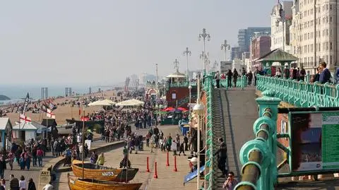 Funt brytyjski spada, Brytyjczycy mogą mniej wydać na wakacje