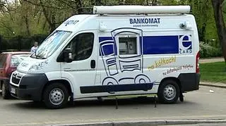 Gdzie turyści - tam pieniądze. Ta prawda trafiła także do bankowców, którzy postanowili ułatwić swoim klientom dostęp do gotówki tam, gdzie dotychczas był on bardzo utrudniony - w niewielkich, chociaż modnych, miejscowościach wypoczynkowych oraz przy takich miejscach jak plaże, góry czy jeziora. W Polskę, na kilka dni przed pierwszym długim weekendem w tym roku wyruszyły mobilne bankomaty. 