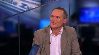 Wielkie przejęcie na rynku telekomunikacyjnym. Google kupuje Motorolę Mobility za 12,5 mld dolarów. To największa transakcja w historii amerykańskiego giganta internetowego. Za każdą akcję Mototroli, Google zapłaci 40 dolarów, a to oznacza 63% bonus w stosunku do kursu z piątkowego zamknięcia. Amerykański gigant internetowy wiedział jednak co robi, płacąc tak wysoka cenę ponieważ zabezpieczy pozycję systemu operacyjnego Android w walce koncernów na patenty. Rozmowa z Tomaszem Kulisiewiczem z Audytela.