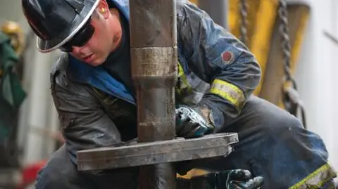 Kryzys branży naftowej. Koncerny zwalniają na potęgę