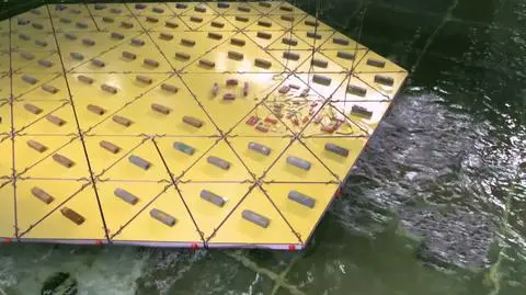 Sztuczna wyspa. Platforma składa się z 87 połączonych ze sobą trójkątnych elementów, zakotwiczonych o dno basenu.