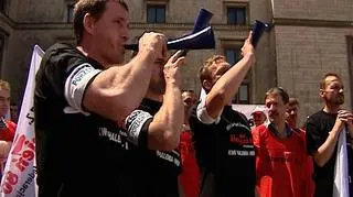 Nie więcej niż trzystu zamiast tysięcy protestujących - manifestacja wypadła więc blado - czyli jaki premier taka manifestacja można powiedzieć zwłaszcza po tym, co o rządzie Tuska napisał The Economist - najważniejszy na świecie tygodnik piszący o gospodarce i polityce. A napisał: Tusk ujmujący, ale mało zdecydowany i nie przetestowany przez żaden poważny kryzys. No to dzisiaj Donald Tusk doczekał się chyba pierwszego kryzysu - chociaż odpowiedź na zadane dzisiaj na ulicach Warszawy pytania na razie nie padła.