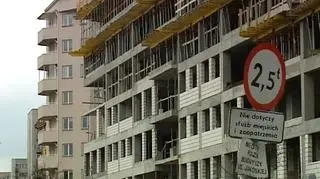 Wyższe stopy - tańsze mieszkania. Coraz wyższy koszt kredytów uniemożliwia wielu osobom zakup własnego M. To z kolei zmniejsza popyt na rynku nieruchomości, a w konsekwencji - zmuszają deweloperów do zmniejszania cen. O ile tańsze będą nieruchomości i czy banki będą wymagać od swoich klientów dodatkowych zabezpieczeń, jeśli ich mieszkanie lub dom będą mniej warte niż kwota zaciągniętego nań kredytu? Odpowiedzi szukał Patrycjusz Wyżga.