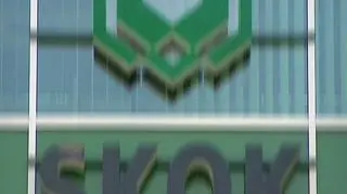 Skok na SKOK - a dokładnie rewolucja w dotychczasowym funkcjonowaniu Spółdzielczych Kas Oszczędnościowo - Kredytowych. Według twórców nowej ustawy SKOK-i będą mogłyby zdobyć więcej klientów i pożyczać pieniądze od NBP, a w dodatku środki klientów będą znacznie lepiej chronione. Z kolei władze SKOK-ów uważają, ze to zamach na ich niezależność i wrogie działanie konkurencji. Kto ma więc rację i o co naprawdę toczy się gra z 8 miliardami złotych w tle. 