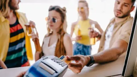 Coraz chętniej płacimy kartą na wakacjach