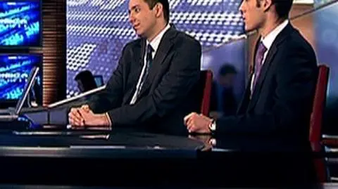 1350$ za uncję w 2010 roku - tak prognozuje na antenie TVN CNBC Piotr Kowalski. Obaj analitycy zgodnie twierdzili, że kurs EUR/USD jest kluczowy dla ceny złota. Na cenę złota może mieć również wpływ wielkość popytu ze strony jubilerów. Więcej na temat perspektyw opłacalności inwestycji w złoto w rozmowie Rafała Hirscha w "Rynkach Dnia" z Maciejem Bittnerem, analitykiem Wealth Solutions i Piotrem Kowalskim, analitykiem DI Investros.