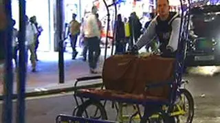 Polak potrafi - znaną prawdę po raz kolejny udowodnił przedsiębiorca znad Wisły, który na londyńskie ulice wysłał pierwsze w mieście ryksze przewożące pasażerów z przodu. (Reuters)