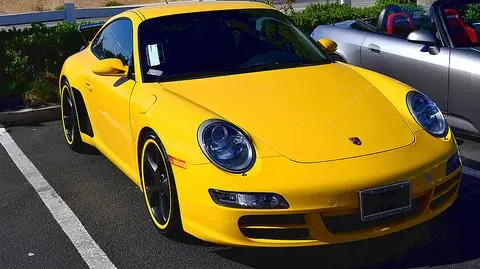 Porsche w Rosji bez kolejki nie kupisz. "Luksus umiera ostatni"