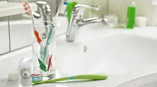 Z badań wynika, że co piąty Polak myje zęby tylko raz dziennie a 3,8 mln nie myje ich w ogóle