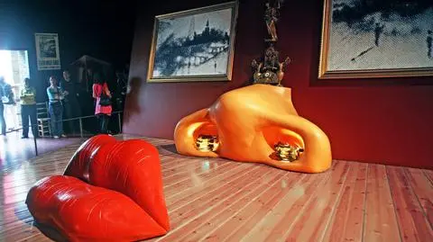 Sofa usta Mae West w Muzeum Salvadora Dali w Figueres