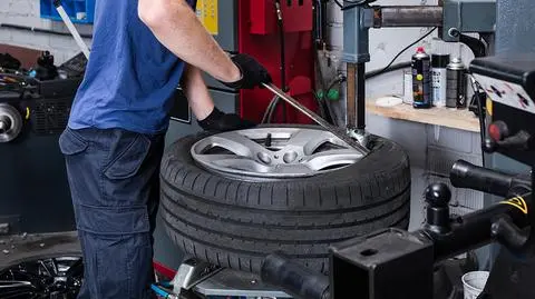 Ciśnienie w oponach zimowych może się zmniejszać, ostrzeżenie
