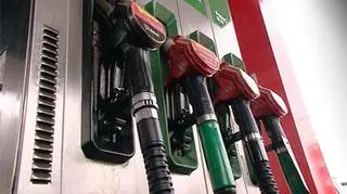 03.12 | Leki, benzyna, energia, podstawowe produkty spożywcze. Reporterzy "Czarno na Białym" sprawdzili co, i o ile, zdrożeje w 2012 roku? (TVN24)