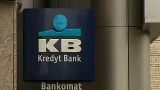 Kredyt Bank - kredytom, a dokładniej kredytobiorcom wyjątkowo niechętny. Z poufnego dokumentu będącego w wewnętrznym obiegu Kredyt Banku, do którego dotarło TVN CNBC Biznes, jasno wynika, że bank planuje ograniczenie, a nawet odcięcie znacznej liczbie swoich klientów korporacyjnych linii kredytowych. Dla przedsiębiorców może oznaczać to prawdziwą katastrofę - z drugiej strony banki muszą, na polecenie Komisji Nadzoru Finansowego, poprawić współczynnik wypłacalności, a to w konsekwencji oznacza zwiększanie poziomu kapitałów. Czy Kredyt Bank jest jedyną instytucją planującą takie działania? 
