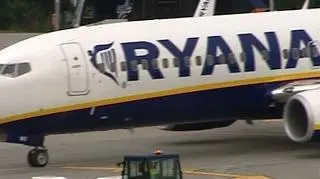 Znieście opłaty lotniskowe, albo nie będziemy latać z waszych lotnisk - takie ultimatum postawiły tanie linie lotnicze Ryanair władzom portów lotniczych w Krakowie i Rzeszowie. A ponieważ te nie ugięły się przed żądaniem przewoźnika,- ten z dnia na dzień postanowił zawiesić loty.