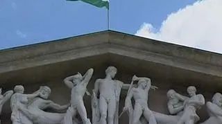 Wiele wskazuje na to, że radykalna poprawa nastrojów w regionie to między innym skutek pakietu pomocowego dla Węgier. Budapeszt otrzyma pomoc finansową w wysokości ponad 25 miliardów dolarów. Złożą się na niego Międzynarodowy Fundusz Walutowy, Unia Europejska i Bank Światowy. W reakcji na szerszy od spodziewanego zakres pomocy pozytywnie zareagowały rynki. Indeks węgierskiej giełdy zyskiwał dziś ponad 13 procent, zyskiwał także forint.
