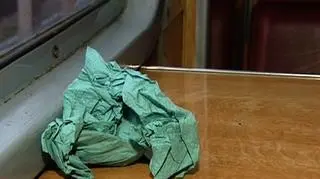 Brudne i niebezpieczne - takie pociągi w Polsce to wydawało by się nic nowego. Jednak mogą być jeszcze brudniejsze i... bez hamulców, bo PKP przewozy regionalne nie mają pieniędzy, by płacić firmą wykonującym prace porządkowe i konserwacyjne. A nie mają pieniędzy, bo konta przewoźnika zajął komornik....