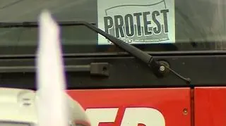 Strajki hiszpańskich kierowców TIR-ów mają bezpośrednie przełożenie na polski rynek. Duża część towarów dostępnych w naszych sklepach pochodzi bowiem z Hiszpanii. Nawet strajk polskich kierowców, związany z winietami, pozostawał w cieniu wydarzeń z Hiszpanii. 