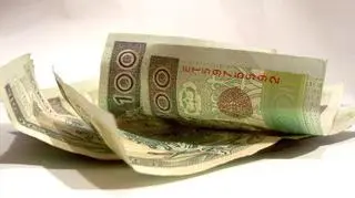 05.01 | Prokuratura Rejonowa w Olkuszu postawiła zarzuty fałszowania pieniędzy 68-letniemu Zdzisławowi N. Mężczyzna trafił do aresztu - poinformowała rzeczniczka Prokuratury Okręgowej w Krakowie Bogusława Marcinkowska. Podejrzany był już wielokrotnie karany za fałszerstwa. Media nazywały go "Matejką". (TVN24)