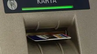 Moment, w którym zdajemy sobie sprawę, że zgubiliśmy kartę kredytową - albo co grosza ktoś nam ją ukradł z pewnością do przyjemnych nie należy. Warto jednak w takiej sytuacji zachować zimną krew i działać szybko. Szczególnie, że zastrzeżenie dostępu do własnych pieniędzy jest teraz proste jak nigdy dotąd. 