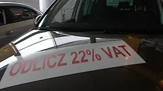 Składka ubezpieczeniowa płacona razem z ratą leasingu podlega opodatkowaniu VAT- uznał Naczelny Sąd Administracyjny. Nad użytkownikami aut zawisły czarne chmury, z których spaść może gniew fiskusa i wezwanie do zapłaty zaległego podatku nawet do pięciu lat wstecz.