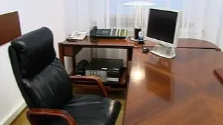 Pusty gabinet wiceprezesa NBP wciąż czeka… a premier zamyka drzwi. Zamyka je przed profesorem Witoldem Kozińskim. Premier swoimi wątpliwościami w sprawie tego kandydata podzielił się już z prezydentem i prezesem NBP. Szef rządu oświadczył, że pod nazwiskiem Kozińskiego się nie podpisze. 