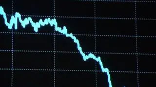Upadek z wysokiego konia zawsze boli najbardziej - tak jak spadek wartości akcji z wywindowanych hossą poziomów - często ponad 50 procent. Taki upadek szczególnie boli, kiedy ma się tych akcji dużo, a strata ich wartości liczy się w miliardach złotych. Tak było w mijającym roku na warszawskiej giełdzie, gdzie wartość majątku tylko pięciu najbogatszych inwestorów skurczyła się o 17 miliardów złotych. Sporo...