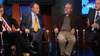 Czwarta część debaty o wspólnej europejskiej walucie we wspólnym interesie polaków. Kiedy i jakie są na to szanse, a także o wielkich wątpliwościach podczas Wielkiej Debaty Euro w TVN CNBC BIZNES rozmawialiśmy z naszymi gośćmi: profesorem Leszkiem Balcerowiczem, szefem Rady Forum Obywatelskiego Rozwoju, Jakubem Borowskim, głównym ekonomistą Invest-Banku, Jeremim Mordasewiczem, ekspertem gospodarczym PKPP Lewiatan, Ryszardem Bugajem, doradcą Prezydenta RP, Witoldem Orłowskim, głównym doradcą ekonomicznym PricewaterhouseCoopers. Challengerami na sali byli: Marek Moczulski, były prezes Mieszko S.A., Mirosław Gronicki, były Minister Finansów, Andrzej Rzońca, główny ekonomista i wiceprezes FOR, Marek Goliszewski, prezes Zarządu Business Center Club.