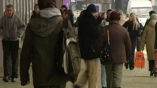 190 mld zł - tyle pożyczyli Polacy na zakup mieszkań do końca 2008 roku. Zadłużamy się jednak nie tylko na zakup nieruchomości. Mamy przy tym coraz większe problemy z regulacją swoich zobowiązań. Osób, które nie spłacają swoich długów jest już prawie milion 300 tysięcy. Blisko połowa z nich zalega jednak z niewielkimi płatnościami nie przekraczającymi dwóch tysięcy złotych. Za co nie płacimy w pierwszej kolejności i jaki jest portret polskiego dłużnika?