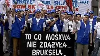 Około stu związkowców ze Stoczni Gdańskiej protestowało w Brukseli przeciwko ograniczeniu produkcji ich zakładu. Domaga się tego Komisja Europejska. W przeciwnym razie s=Stocznia będzie musiała zwrócić wielomilionową dotację z budżetu państwa.