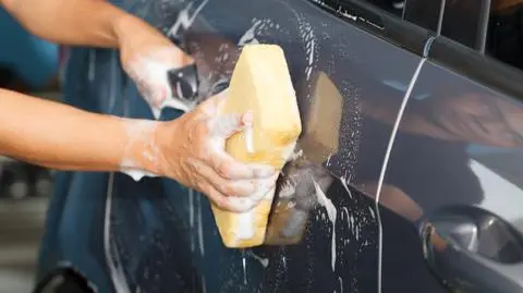 Badanie wykazało, że polscy kierowcy największą wagę przykładają do sprzątania swojego samochodu