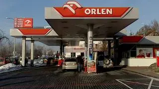 29.03 | Zarząd PKN Orlen zamierza przeznaczyć cały ubiegłoroczny zysk netto spółki w wysokości 1,39 mld zł na kapitał zapasowy - poinformował koncern w komunikacie. Jeśli ta rekomendacja zostanie zaakceptowana przez akcjonariuszy, Orlen nie wypłaci w tym roku dywidendy. W reakcji na te informacje notowania koncernu na GPW od rana zniżkują. (TVN CNBC)