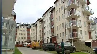 O ponad 23% wzrosła liczba mieszkań oddanych do użytku od stycznia do września w porównaniu z tym samym okresem rok wcześniej. Wszystko wskazuje jednak na to, że tak dobre wyniki to już przeszłość. Teraz dla deweloperów nastają ciężkie czasy. Zaostrzone procedury kredytowe sprawiają, że co raz mniej polaków stać będzie na własne mieszkanie. Jak w tych niezwykle trudnych dla branży mieszkaniowej okolicznościach wybrać firmę, która zdoła dokończyć inwestycję? 