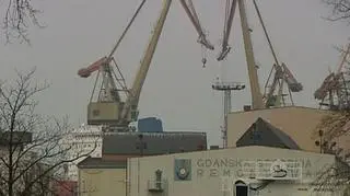 Wczoraj PiS - dzisiaj PSL. Pojawiają się nowe pomysły projektów rozwiązania problemu opcji walutowych, które mogą doprowadzić do bankructwa wiele nieźle do tej pory prosperujących firm. Pomysły przedstawicieli Prawa i Sprawiedliwości zaprezentowane wczoraj - dzisiaj ostro krytykowali posłowie rządzącej Platformy Obywatelskiej, a koalicyjny PSL złożył tymczasem własny projekt