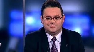 Dzik króluje w dziczyźnie. W tym roku Polacy mają szczególny apetyt na mięso dzika, więc powoli zaczyna go brakować. Jednak giełdowa Duda może obejść się smakiem w tym segmencie i póki co ze sprzedaży dziczyzny liczy straty a nie zyski. W zeszłym roku Polski Koncern Mięsny kupił mięso na górce cenowej i sprzedaje teraz po kosztach. Między innymi to pogorszyło opublikowane dzisiaj wyniki spółki za trzeci kwartał. "Ten kwartał był dla nas trudny, ale uzyskaliśmy najlepszy wynik jaki można było wypracować" mówi prezes Maciej Duda w rozmowie z Rafałem Hirschem.