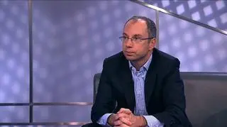 Mix margarynowo – masłowy, wyrób seropodobny, czy napój z dodatkiem tłuszczu roślinnego – na te wszystkie wyroby będzie obowiązywała stawka 5 zamiast 8%. Ministerstwo Finansów opublikowało rozporządzenie w tej sprawie. Kwestia dotyczy także produktów wprowadzonych do obrotu od 1 stycznia. Czy przedsiębiorcy powinni teraz złożyć korektę w Urzędzie Skarbowym. Z Romanem Namysłowskim, dyrektorem w Dziale Podatkowym Ernst & Young, rozmawiał Paweł Blajer.
