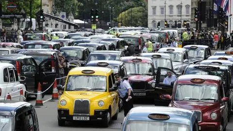 Brytyjski związek taksówkarzy skarży się na Ubera