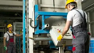  GUS podał też, że w sierpniu ceny produkcji sprzedanej przemysłu były niższe o 2,7 proc. w porównaniu z sierpniem ub. roku. Spadek cen odnotowano również w produkcji budowlano-montażowej - o 0,6 proc.