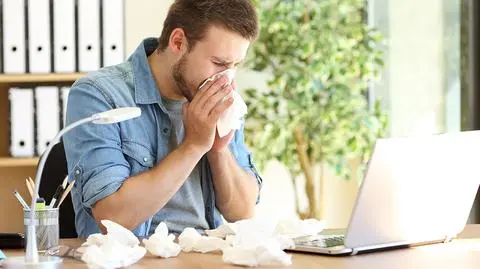 95 procent pracowników w Polsce deklaruje, że chodzi przeziębionych do pracy - alarmował Konieczny