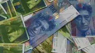 Najpierw mocno w dół, a potem równie mocno w górę. Trochę jak jazda na kolejce górskiej - tak można opisać to, co dzieje się z kursem franka szwajcarskiego. Po ostatnim poważnym osłabieniu, dzisiaj przyszła korekta. Czy te dynamiczne zmiany mówią coś o tym, jaki może być długookresowy trend? O tym Patrycjusz Wyżga. 