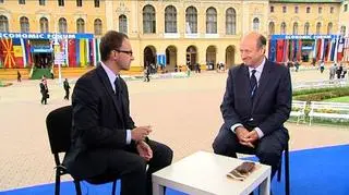 Minister finansów ostrzega - jeśli Polska będzie sprzedawać środki unijne, to wówczas, gdy będzie to najmniej wygodne dla spekulantów. Jacek Rostowski, w rozmowie z TVN CNBC, odniósł się w ten sposób do porannego osłabienia złotego i sugestii, że inwestorzy testują czy władze zareagują i zechcą bronić poziomu 4 zł 20 gr za euro. Z ministrem finansów w Krynicy rozmawiał Mikołaj Kunica.