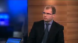 Minister finansów chce, by NBP ratował rentowność polskich obligacji w przypadku spekulacyjnego ataku. I wspomina w wywiadzie dla Newsweeka, że niezależność banku centralnego nie jest jego cechą immanentną. Odpowiedź banku centralnego jest wstrzemięźliwa - prezes NBP ograniczył się do pisemnego oświadczenia w którym przypomina, że konstytucja zakazuje finansowania deficytu budżetowego przez zaciąganie długu w NBP. Rozmowa o NBP z Radosławem Cholewińskim, zarządzającym w DM Trigon.